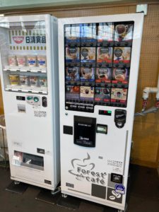自動販売機では温かいコーヒーやカップ麺を販売しています。